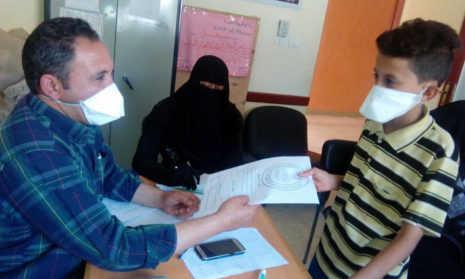 تسليم أبحاث الطلاب بمدارس كفر الشيخ (1)