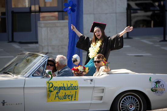 طالبة تحتفل بتخرجها مع أسرتها بالسيارة