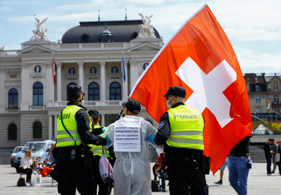 مظاهرات فى سويسرا ضد إجراءات العزل