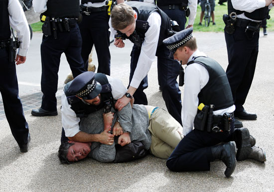 اعتقال متظاهرين ضد إجراءات الحظر ببريطانيا