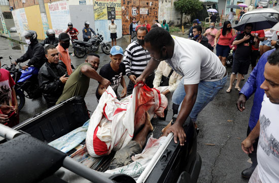 نقل الجثث بعد عملية للشرطة ضد عصابات المخدرات في مجمع الأحياء الفقيرة في أليماو في ريو دي جانيرو