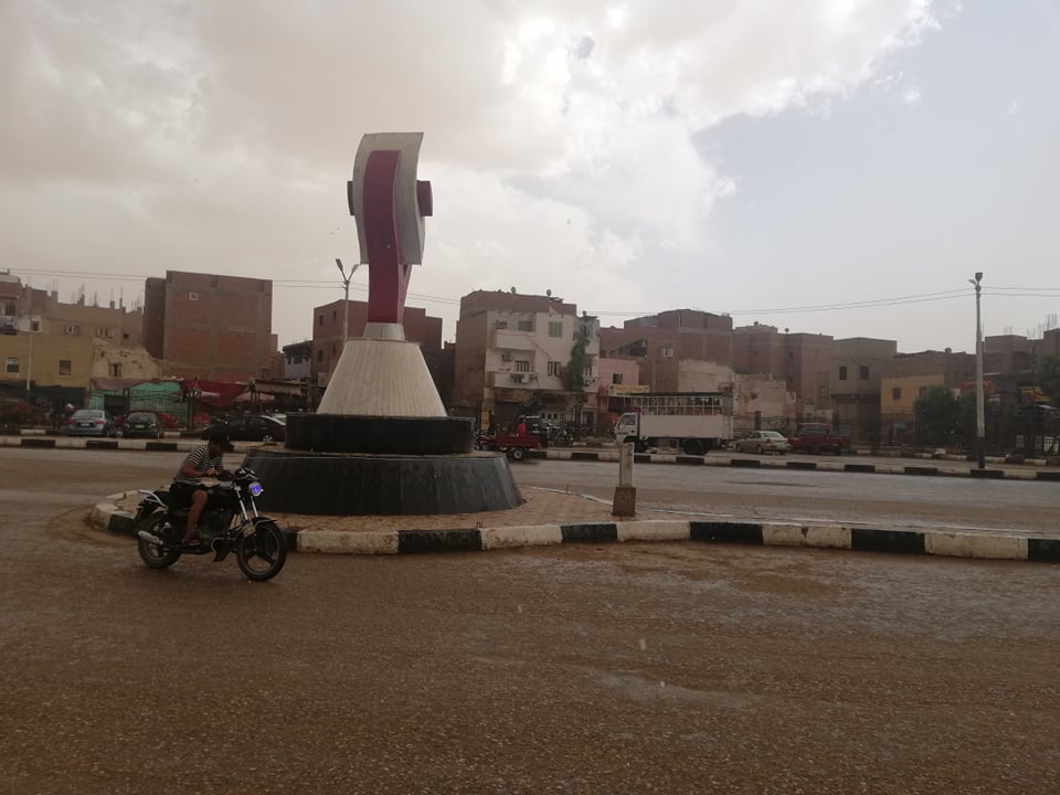 سقوط امطار على مدينة الخارجة  (4)