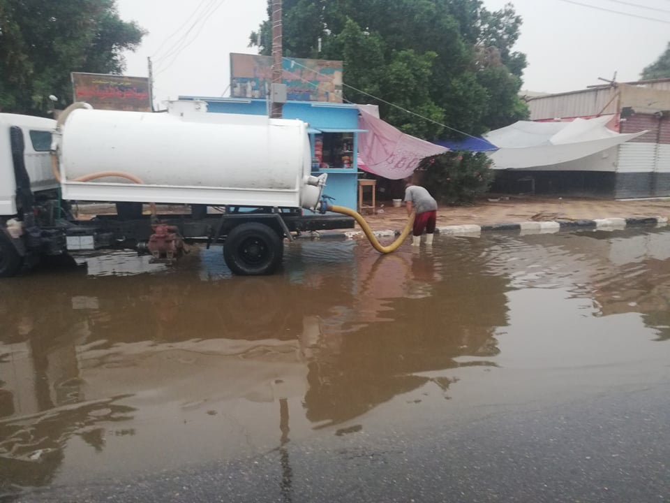 مدير امن الوادى الجدد يتابع اعمال شفط مياه الامطار (2)