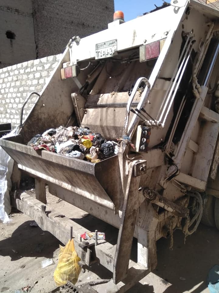 حملات النظافة اليومية لرفع المخلفات والأتربة بمدينة إسنا