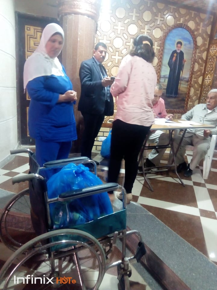 توزيع شنط رمضان من داخل كنيسة العذراء (4)