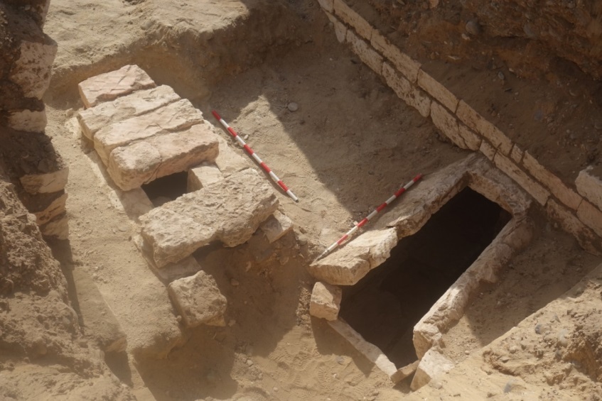 الكشف عن مقبرة فريدة ترجع للعصر الصاوي  (12)
