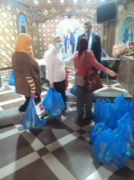 توزيع شنط رمضان من داخل كنيسة العذراء (5)
