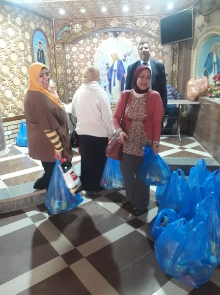 توزيع شنط رمضان من داخل كنيسة العذراء (2)