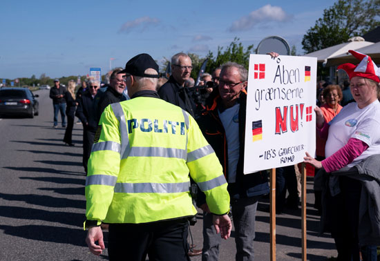 لافتات للمطالبة بفتح الحدود بين ألمانيا والدنمارك