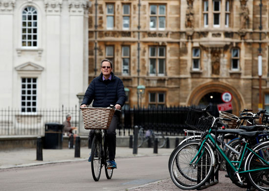 مواطن يركب دراجته فى كامبريدج