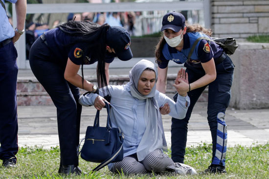 شرطة ألبانيا تعتقل ناشطة