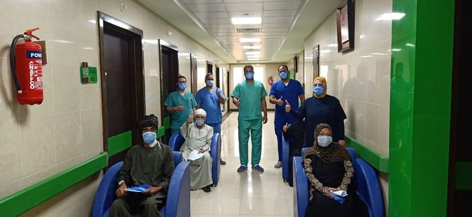 سعادة الفريق الطبى بخروج 21 حالة بعد شفاؤهم من كورونا