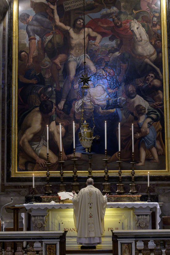 البابا فرنسيس يقود  قداسًا خاصًا في كنيسة جانبية في كنيسة القديس بطرس حيث دفن القديس يوحنا بولس الثاني