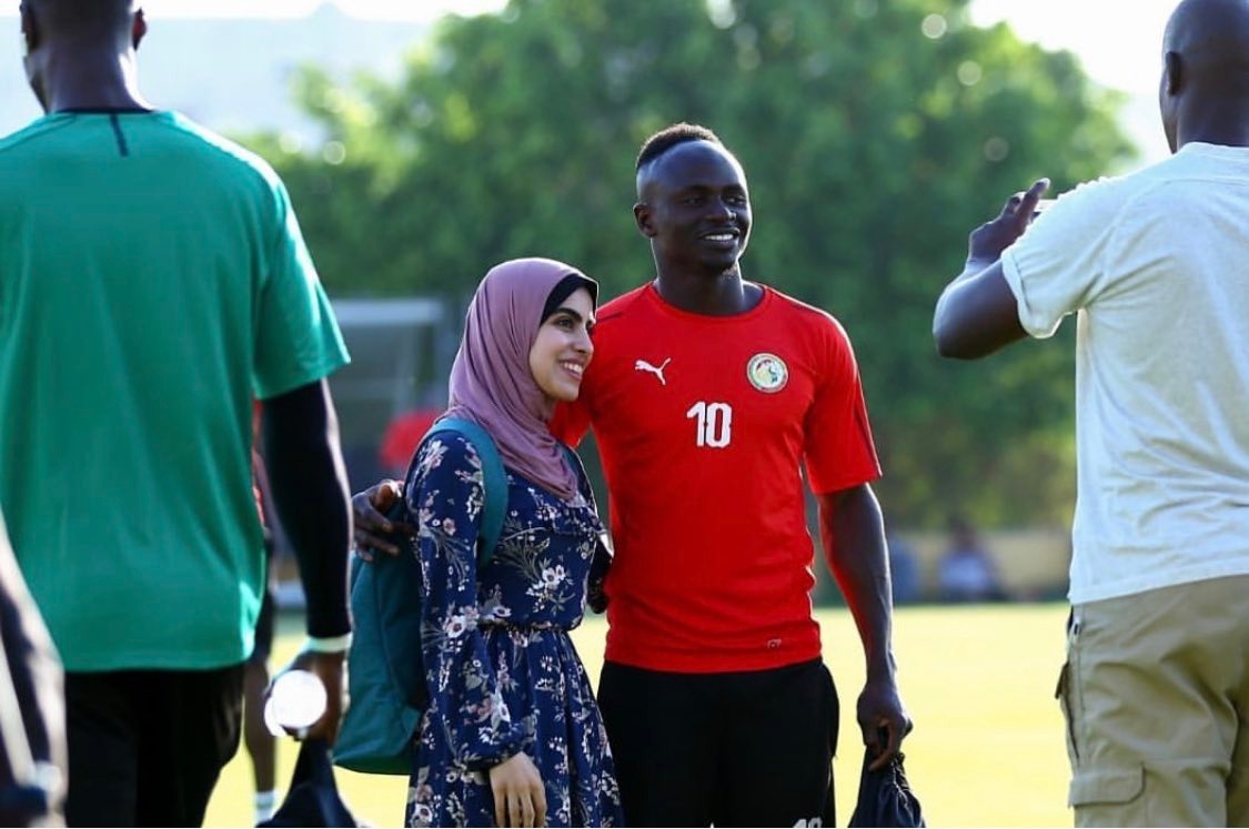 مانيه يلتقط الصور مع المعجبين مانيه يلتقط الصور مع المعجبين