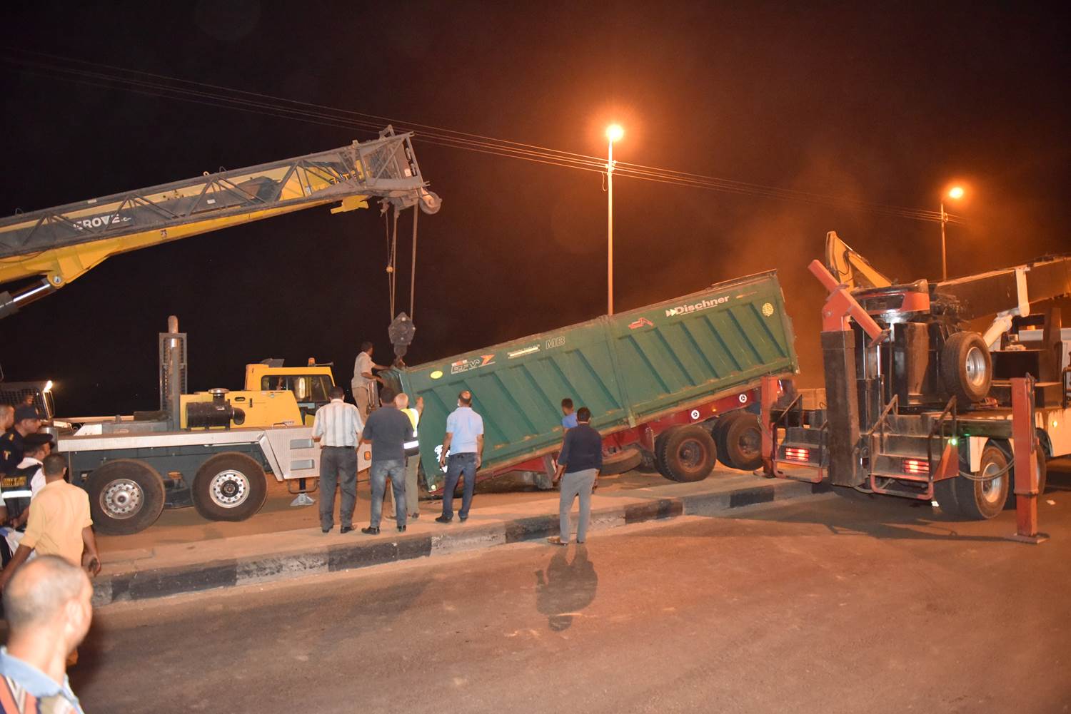 محافظ أسيوط يتفقد أعمال رفع مقطورة محملة بالفوسفات على كوبرى الواسطى (14)