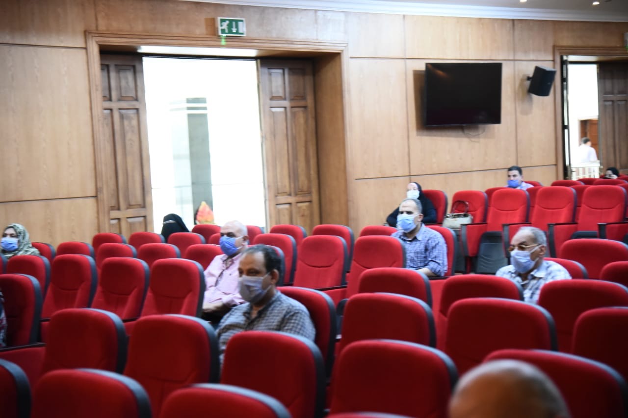  محافظ بورسعيد خلال الاجتماع مع رؤساء الأحياء (6)
