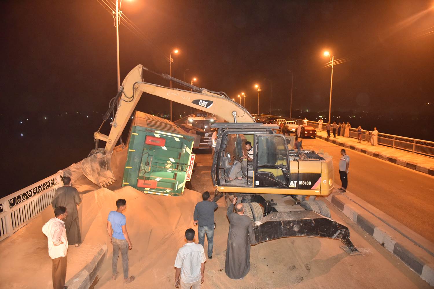 محافظ أسيوط يتفقد أعمال رفع مقطورة محملة بالفوسفات على كوبرى الواسطى (10)