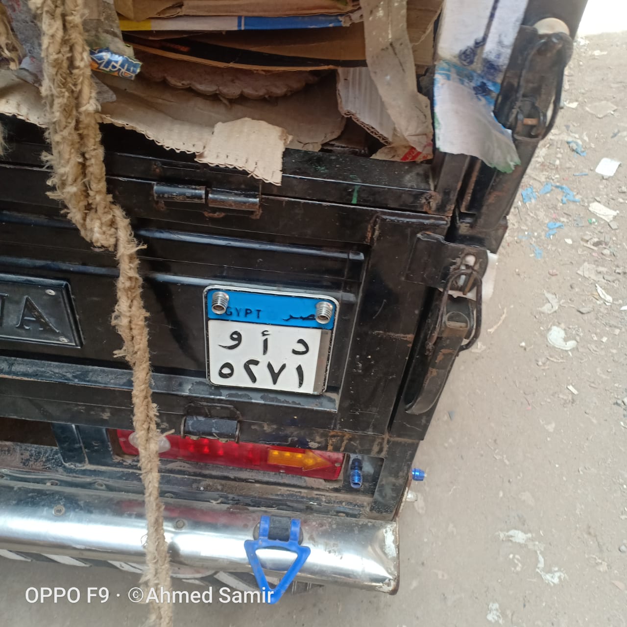  تجميع أحد السكان للقمامة بمنزله  (2)