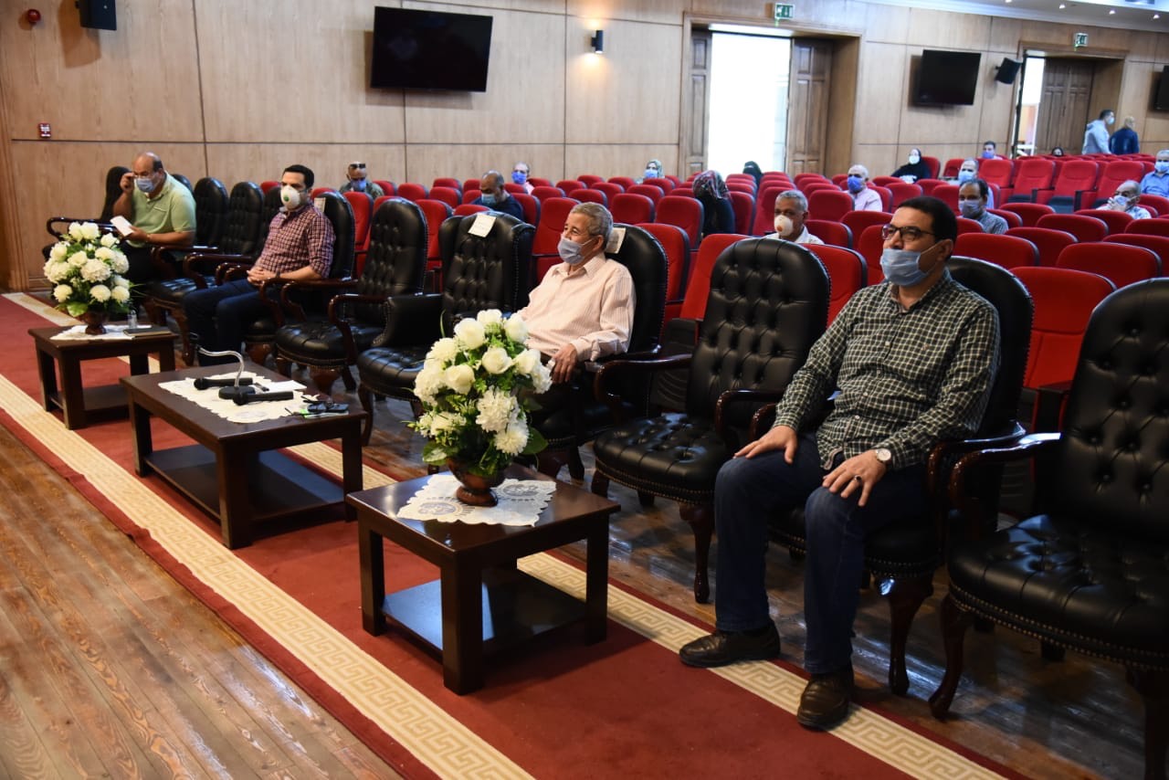  محافظ بورسعيد خلال الاجتماع مع رؤساء الأحياء (5)
