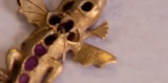 قطع ذهبية تم العثور عليها داخل الشفينة (2)