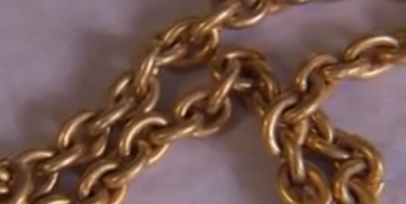 قطع ذهبية تم العثور عليها داخل الشفينة (3)