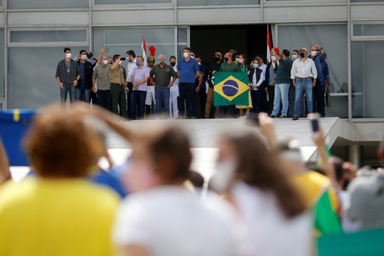 رئيس البرازيل يحيى أنصاره المحتشدين خارج مقر الرئاسة