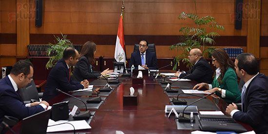 رئيس الوزراء يتابع تطورات أعمال صندوق مصر السيادى مع وزيرة التخطيط  (3)