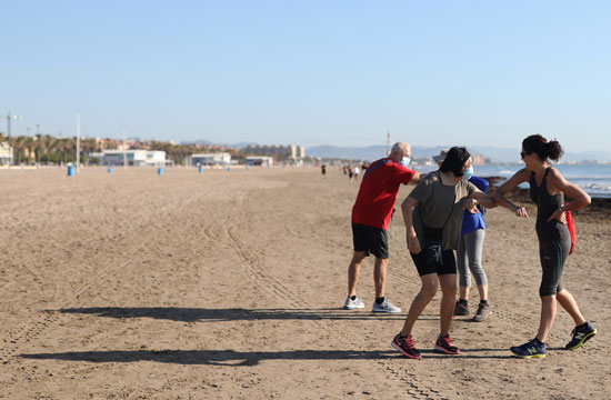 بدء توجه المواطنين للشاطئ مع تخفيف القيود