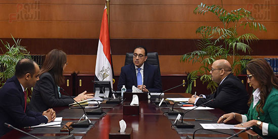 رئيس الوزراء يتابع تطورات أعمال صندوق مصر السيادى مع وزيرة التخطيط  (1)