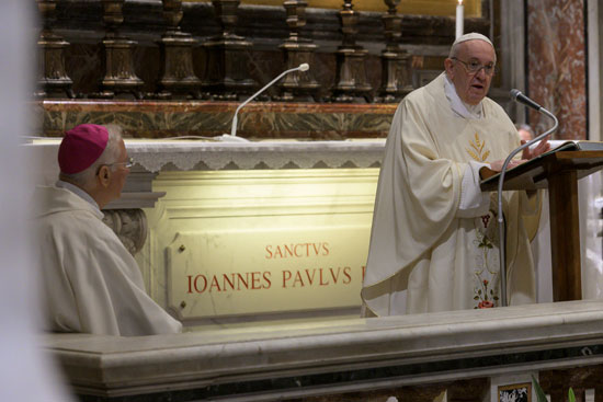 قود البابا فرنسيس قداسًا خاصًا في كنيسة جانبية في كنيسة القديس بطرس حيث دفن القديس يوحنا بولس الثاني ، للاحتفال بالذكرى المئوية لميلاد البابا الراحل ، في يوم إعادة فتح الكاتدرائية بالكامل