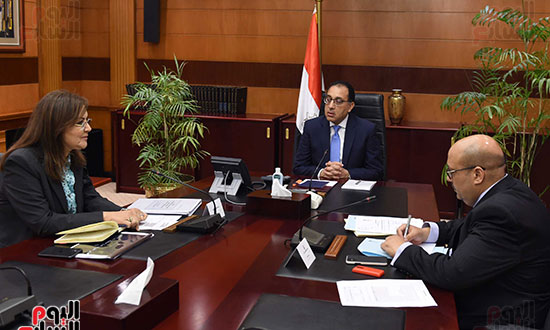رئيس الوزراء يتابع تطورات أعمال صندوق مصر السيادى مع وزيرة التخطيط  (2)