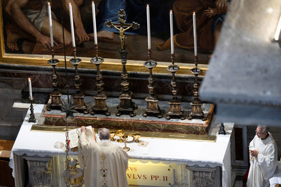 يقود البابا فرنسيس قداسًا خاصًا في كنيسة جانبية في كنيسة القديس بطرس حيث دفن القديس يوحنا بولس الثاني