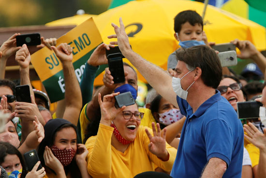الرئيس البرازيلى يحيى أنصاره المحتشدين خارج مقر الرئاسة