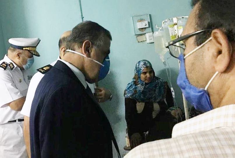 المحافظ يطمئن على حالات التسمم الغذائي (2)