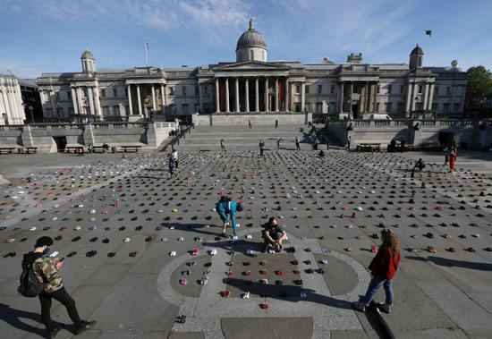 وضعت مجموعة العصيان المدني Extinction Rebellion 1500 زوج من أحذية الأطفال في ساحة Trafalgar في وسط لندن احتجاجًا على مطالبة الحكومة بتبني خطة انتعاش اقتصادي