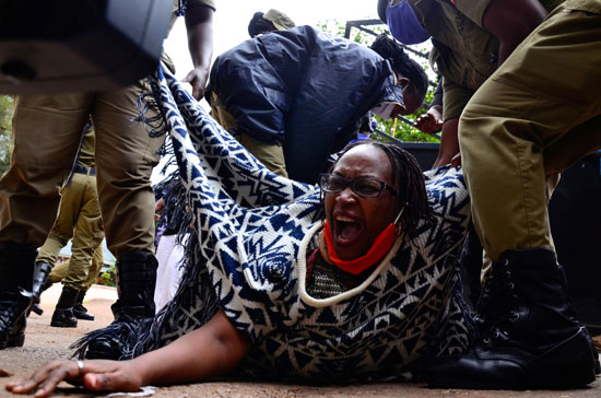 الأكاديمية الأوغندية تسقط على الأرض لحظة اعتقالها