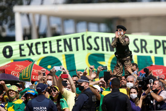 أنصار الرئيس البرازيلى يحتشدون خارج مقر الرئاسة
