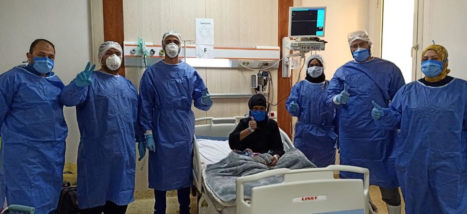 فرحة الفريق الطبى بخروج المتعافين من كورونا فرحة الفريق الطبى بخروج المتعافين من كورونا