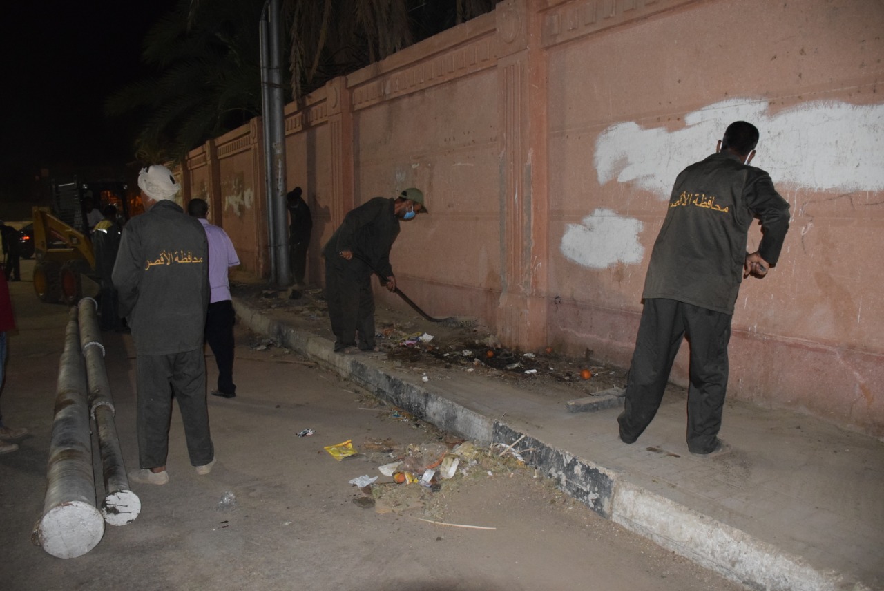 رفع القمامة والمخلفات بشوارع الأقصر ليلاً