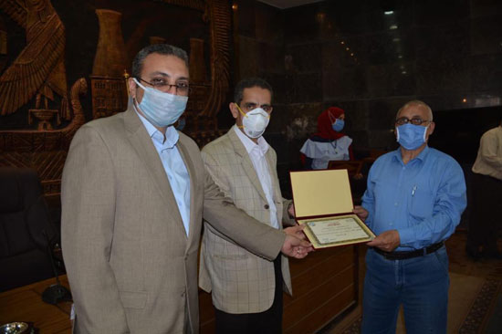 محافظ الغربية ونائبه يكرمان 5 من العاملين بالديوان (1)