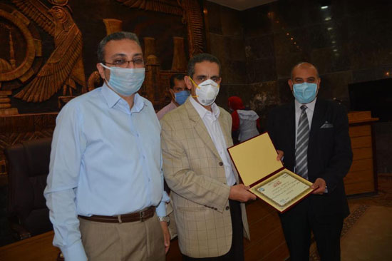 محافظ الغربية ونائبه يكرمان 5 من العاملين بالديوان (2)