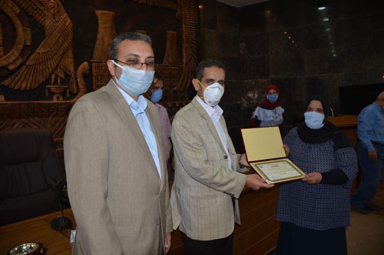 محافظ الغربية ونائبه يكرمان 5 من العاملين بالديوان (3)