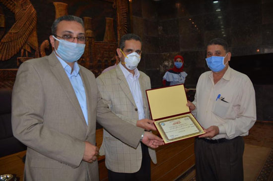 محافظ الغربية ونائبه يكرمان 5 من العاملين بالديوان (5)