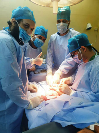 الفريق الطبى أثناء إجراءة عملية أعادة اليد المبتور (2)