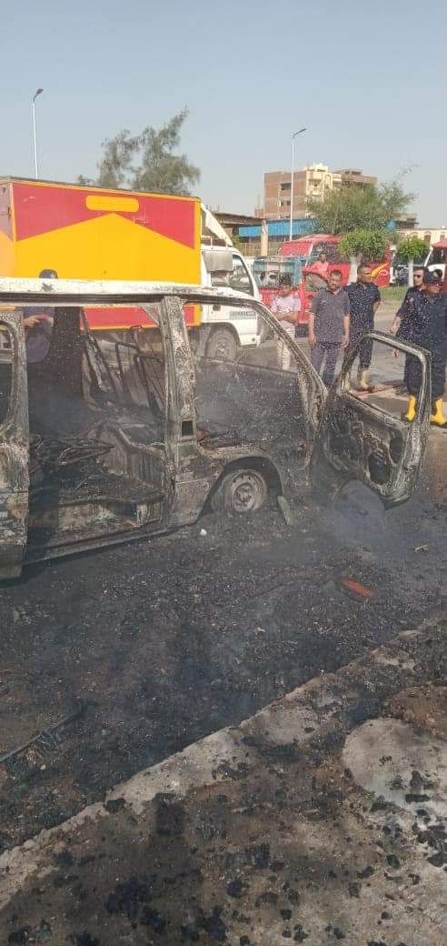 حريق بسيارة ميكروباص في بلبيس (7)