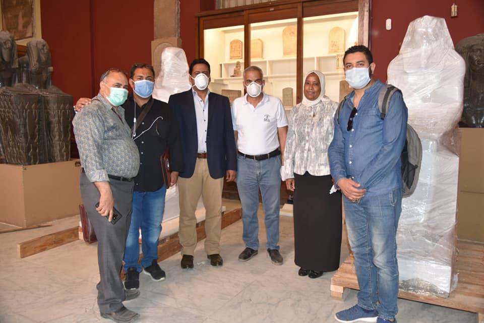 فريق العمل خلال استلام القطع الأثرية (2)