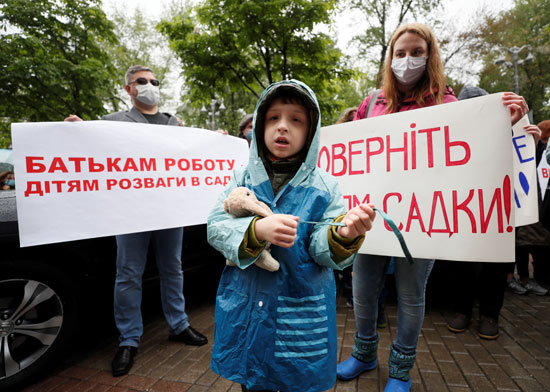 أطفال يتظاهرون فى أوكرانيا