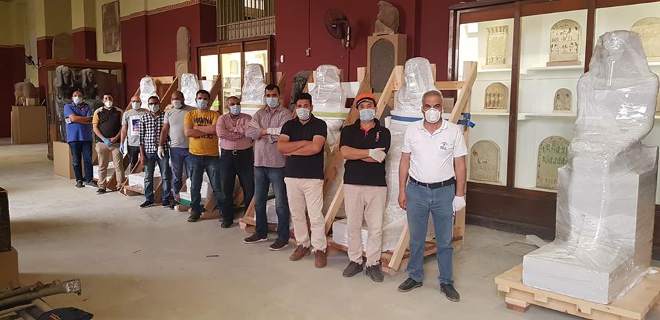 فريق العمل خلال استلام القطع الأثرية (3)