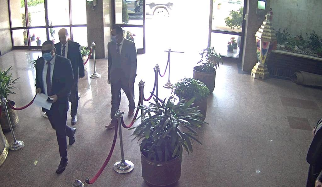لحظة دخول محافظ الدقهلية لمقر وزارة الرى (4)