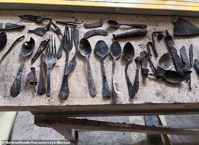 معالق وأدوات للهروب مخبأة بمعسكر للنازيين فى بولندا  (1)